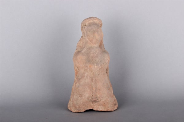 东汉红陶执锄俑