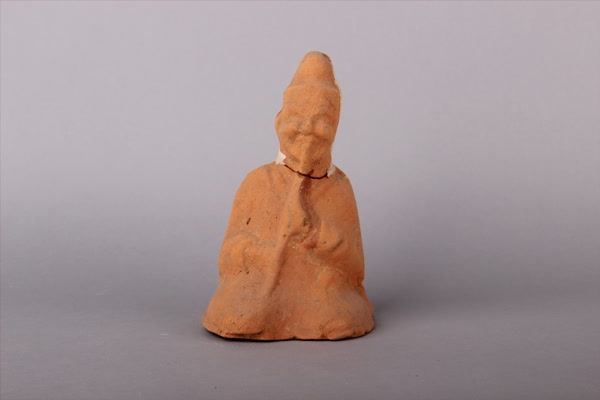 东汉红陶吹萧俑