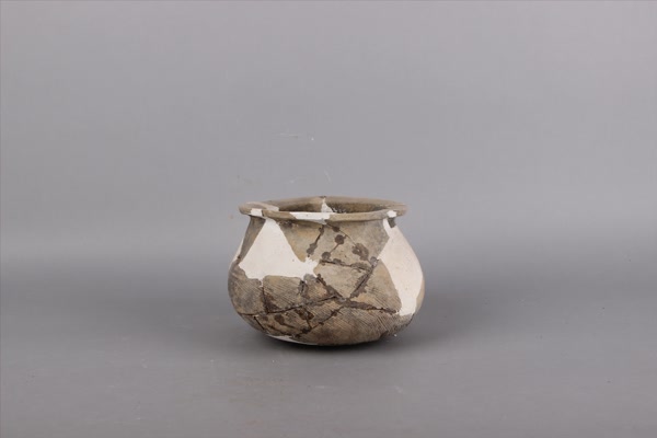 汉绳纹灰陶釜