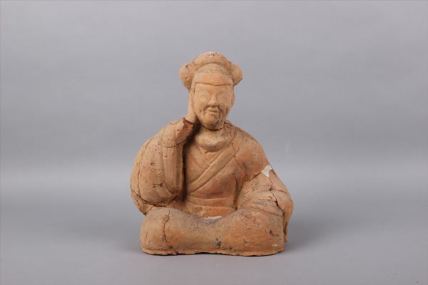 东汉红陶抚耳俑