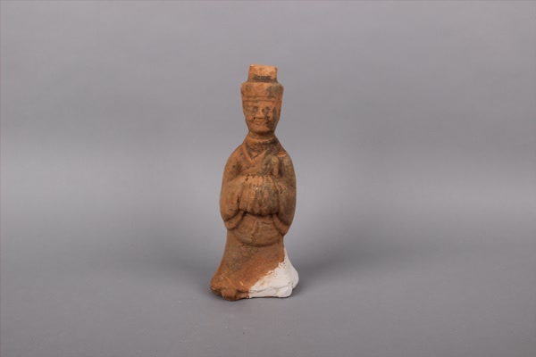 东汉红陶佩剑侍俑