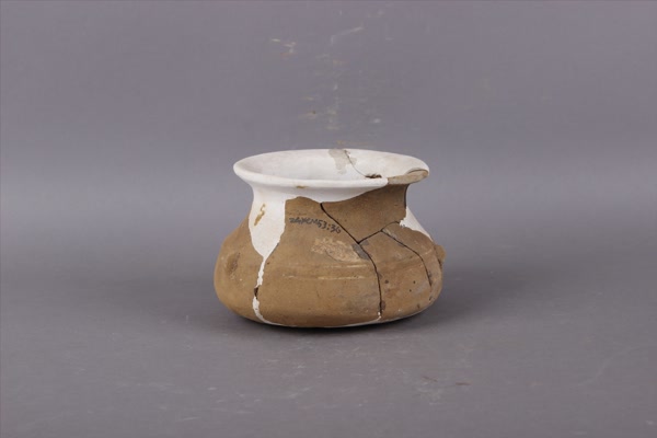 东汉褐陶釜