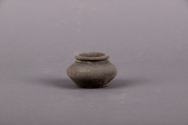 汉灰陶罐