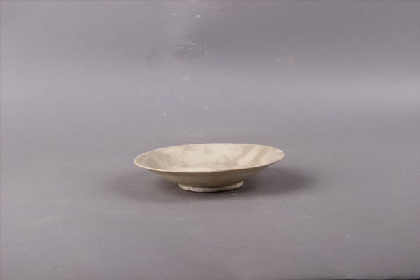 宋白瓷葵口盘
