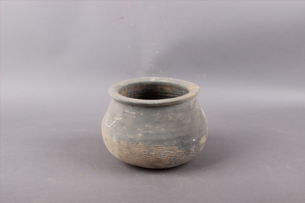 汉绳纹灰陶釜