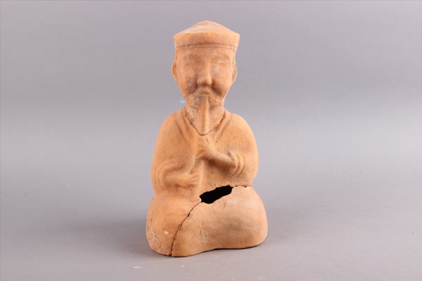 东汉红陶吹箫俑