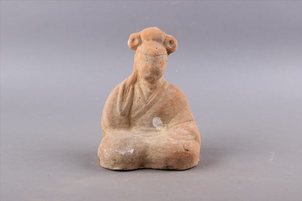 东汉红陶抚耳俑