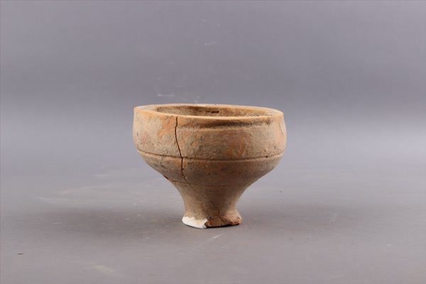 东汉红陶器座