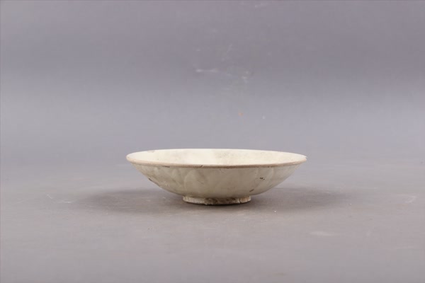 宋莲瓣纹白瓷盘