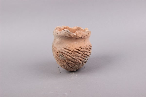 东周花边口红陶圜底罐