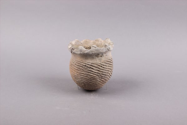 东周花边口红陶圜底罐