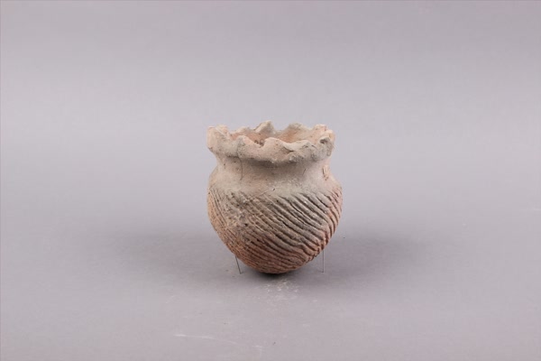 东周花边口红陶圜底罐