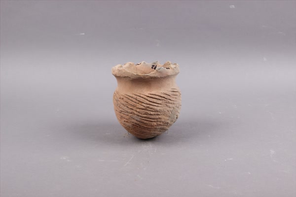 东周花边口红陶圜底罐