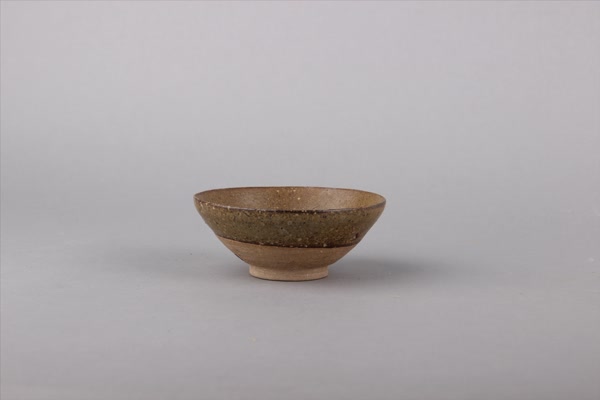 明酱釉瓷盏