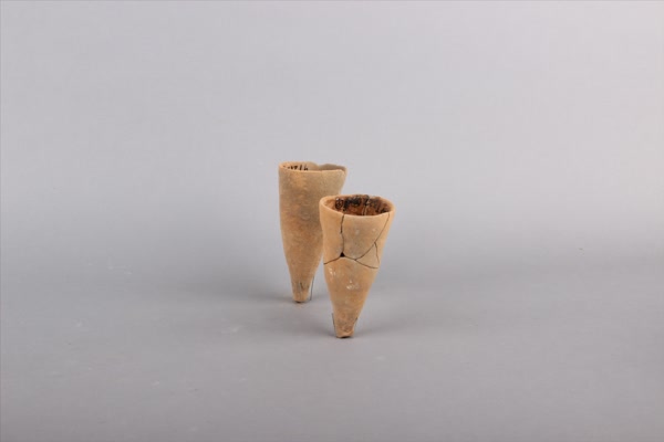 周红陶尖底杯