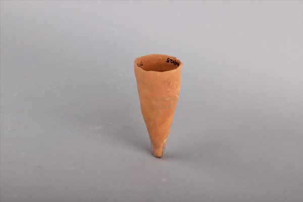 周红陶尖底杯