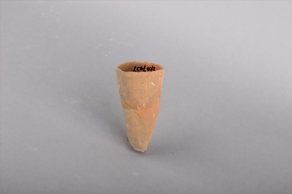 周红陶尖底杯