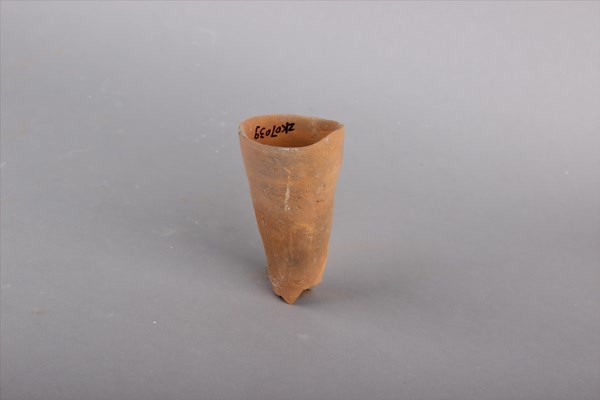 周红陶尖底杯