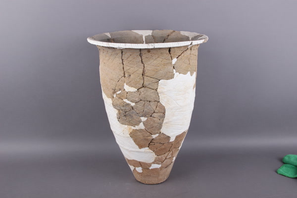 新石器时代绳纹褐陶尖底缸